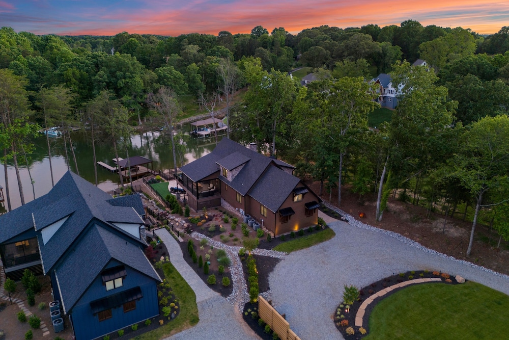Black Bear Lodge by Avantstay Lakefront Dock Pool Theater Sleeps 20
