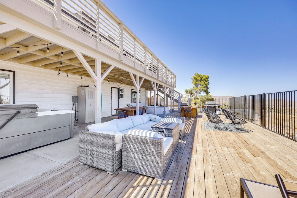 High-desert Home w/ Hot Tub & Cowboy Pool