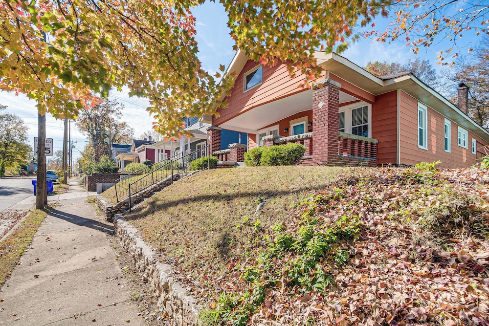Family Retreat w/ Yard < 1 Mi to Dtwn Durham!