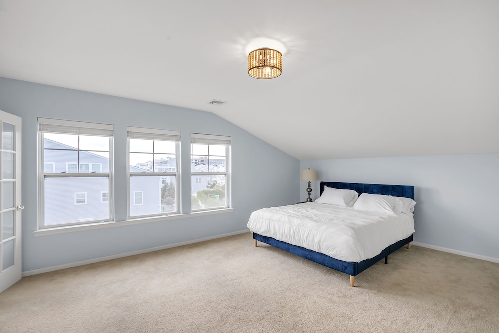 Stunning Beachfront Queens Getaway 4 Bedroom Townhouse by RedAwning view 3