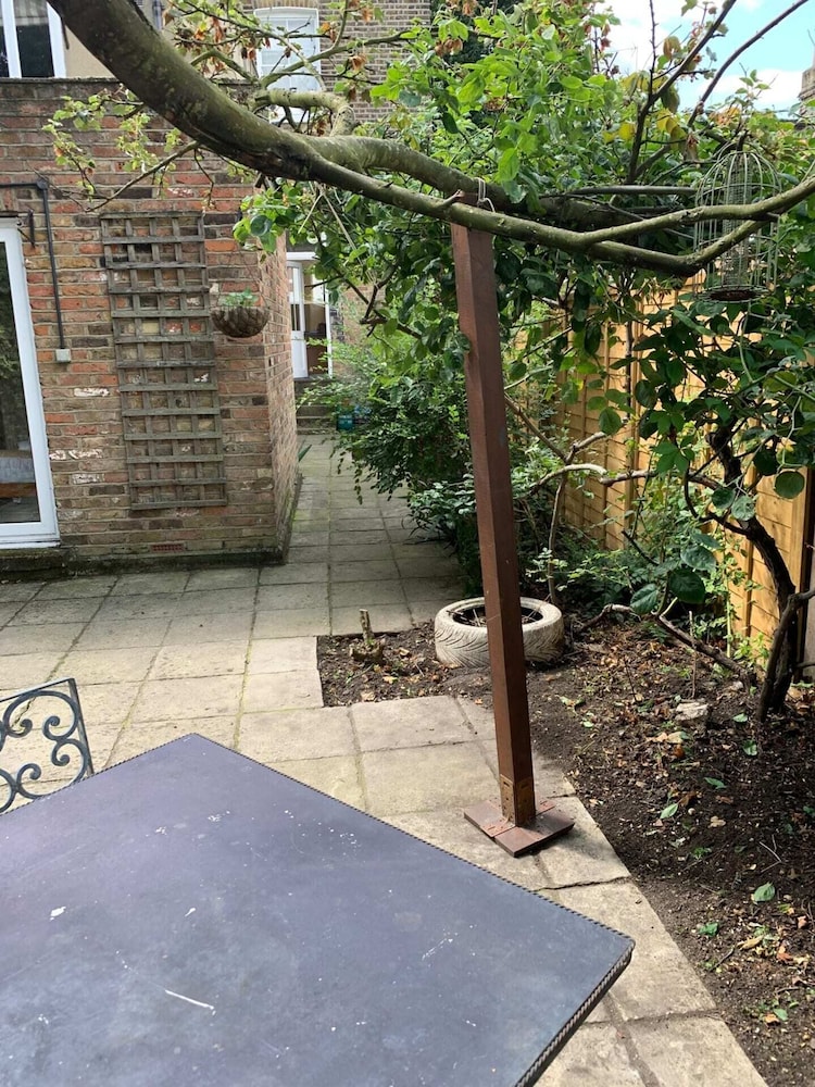 Charming 2 Bedroom Home 3 Near Arsenal Station