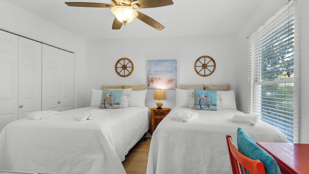 Charming Beach Cottage, 2 Pools and Tennis Access + Free Attraction Tickets!