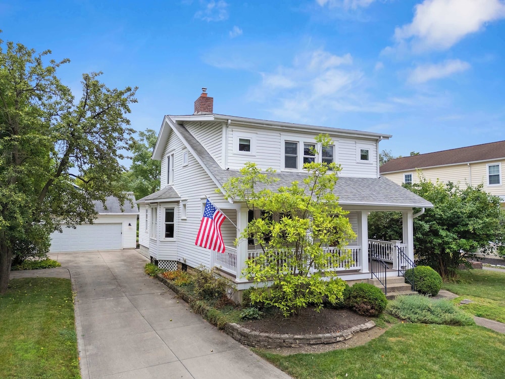 Classic Charm on Ashland For 8