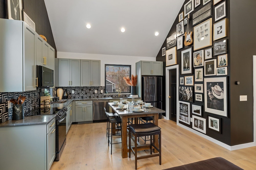 Modern Cowboy - Private Balcony - Mins To Broadway
