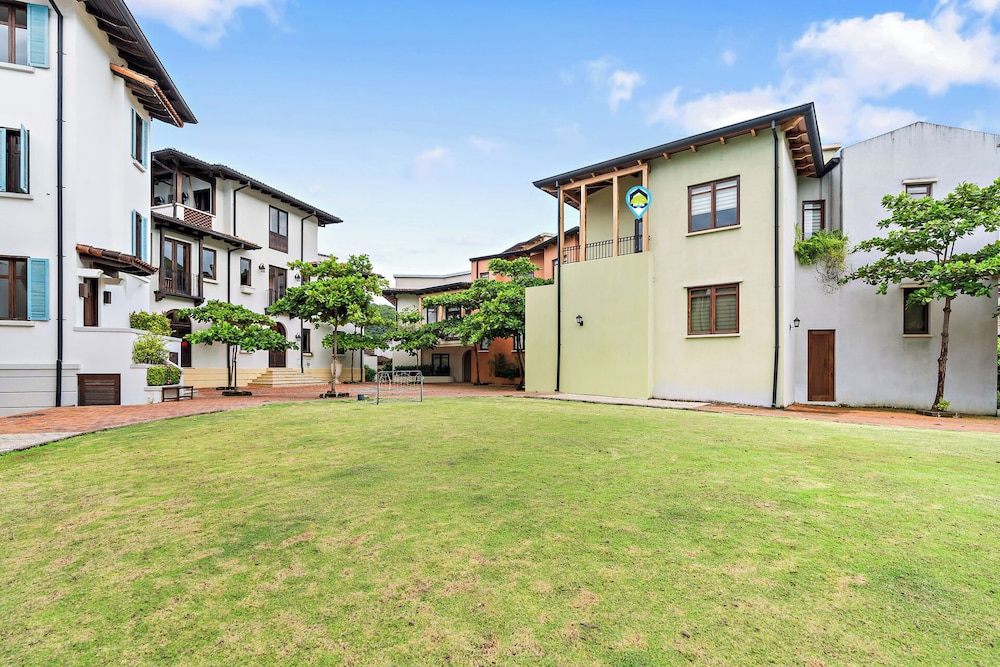 Stylish Condo in the Heart of Las Catalinas with Vibrant Design & Exclusive Beach Club Access