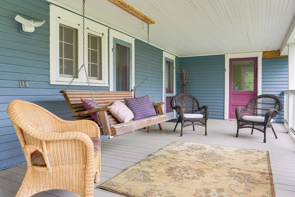 2 Mi to Chardon Square: Spacious Farmhouse