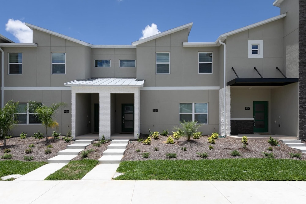 Stylish Townhome Near Disney - Image 1