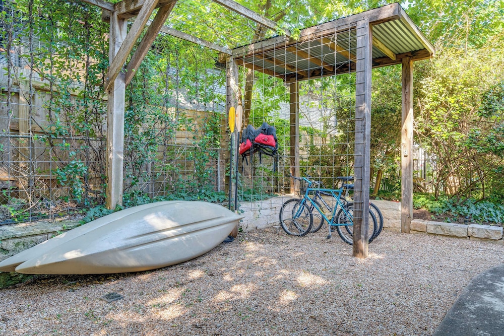 4 Mi to Dtwn: Tranquil Retreat in Austin!