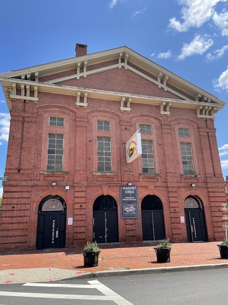 Downtown Suite - Close to Topgolf, Horseshoe Casino, UM Baltimore - Property Image 2