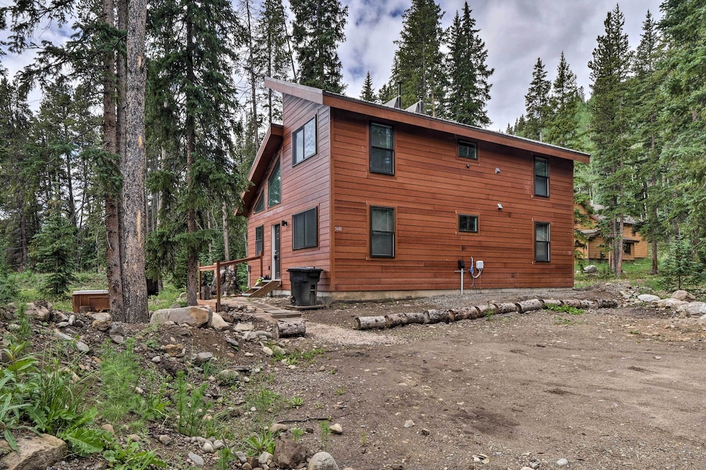 5 Mi to Ski Resort: Mtn-view Breck Home w/ Hot Tub