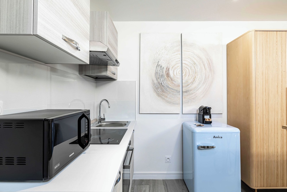 Renovated Studio - Cannes Center - Bright view 3