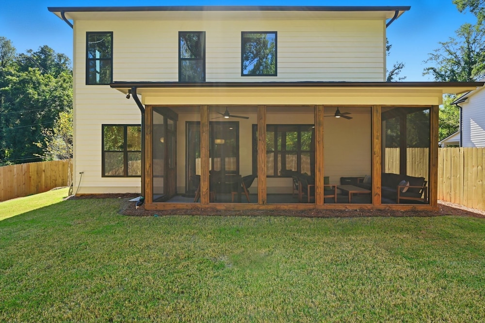 New! Modern Luxurious Woodland Retreat 5 Bedroom Home