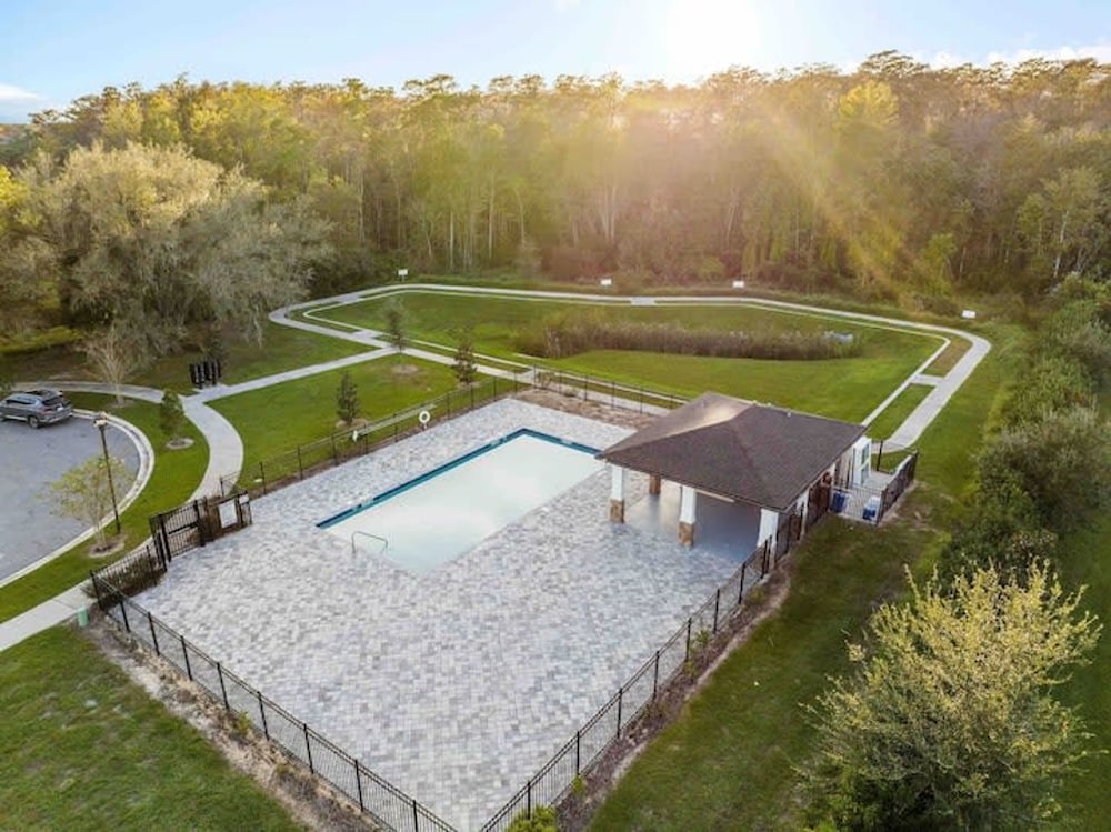 Super Cool- Sleeps 17 Newly Built Near Parks