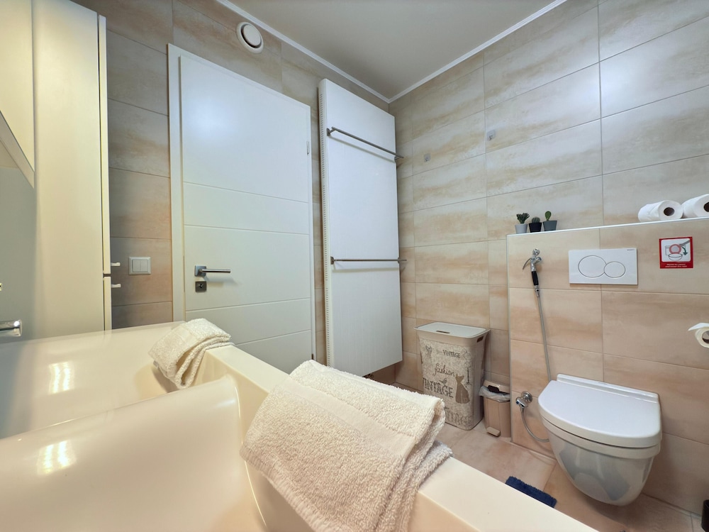 Comfort 2 bedrooms Apt w balcony&parking