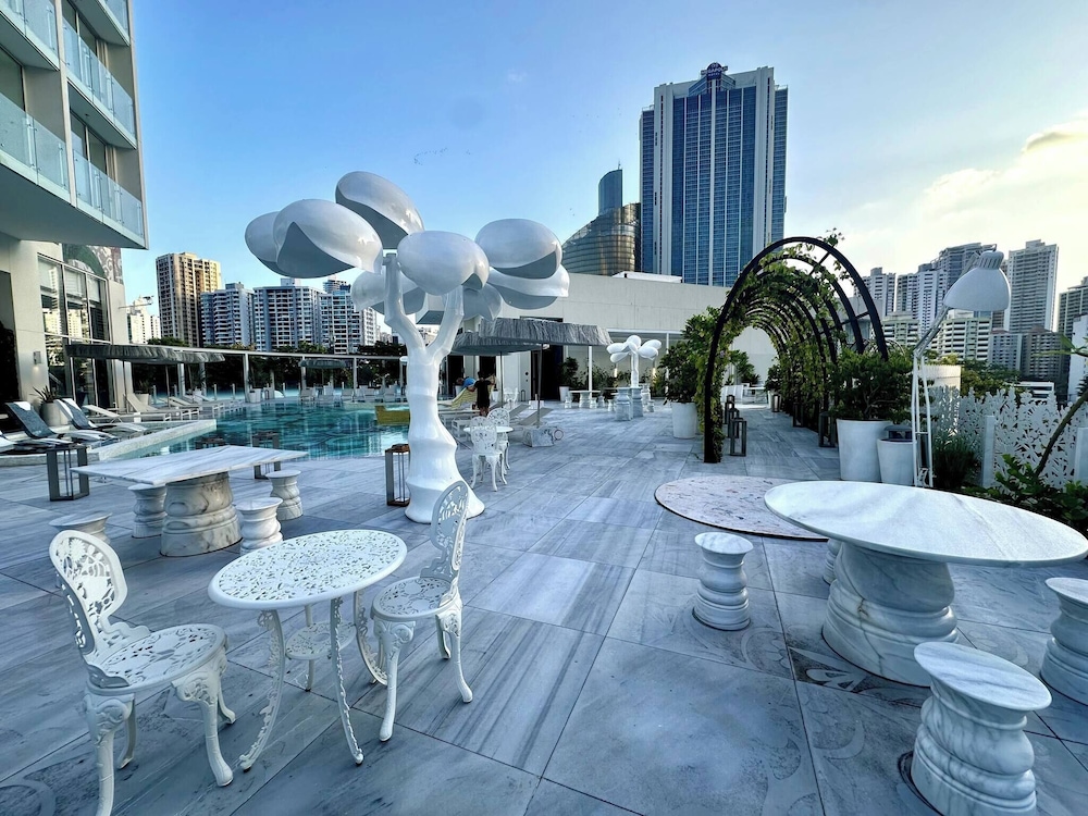 Luxury apt in Panama City 2 Rooms 3 Baths & Office