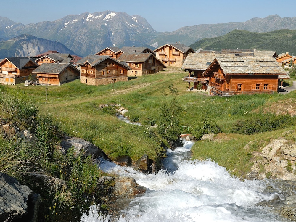Huez Vacations - Chalet With Fireplace in Alpe D'huez - Property Image 1