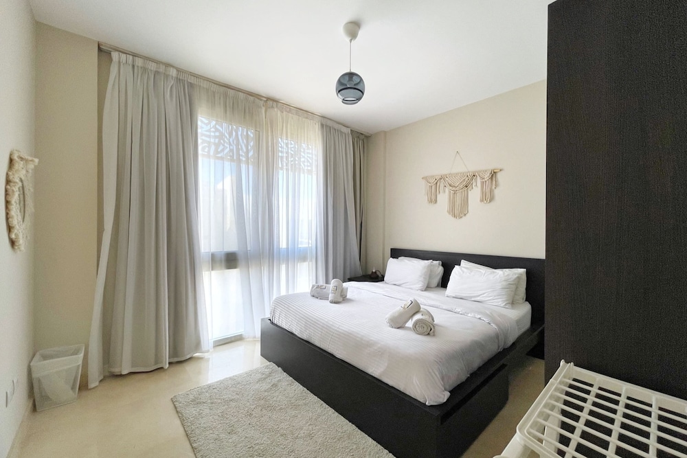 Xuru Stays I Exotic 1bdr w/ Outdoor Terrace Pool & Beach Access
