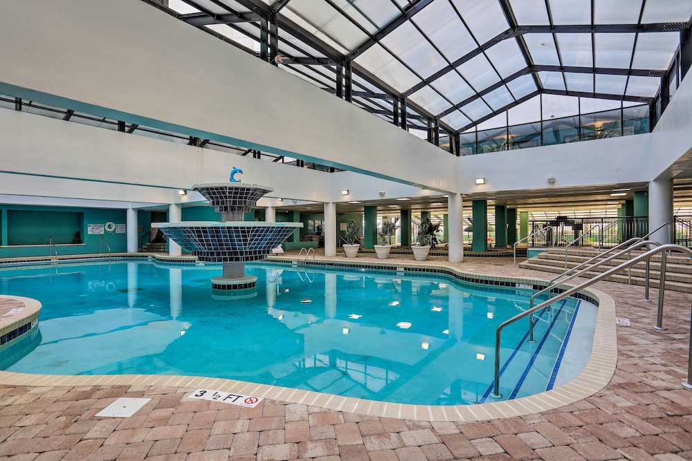 Pools & Spas: Beachfront Studio at Landmark Resort