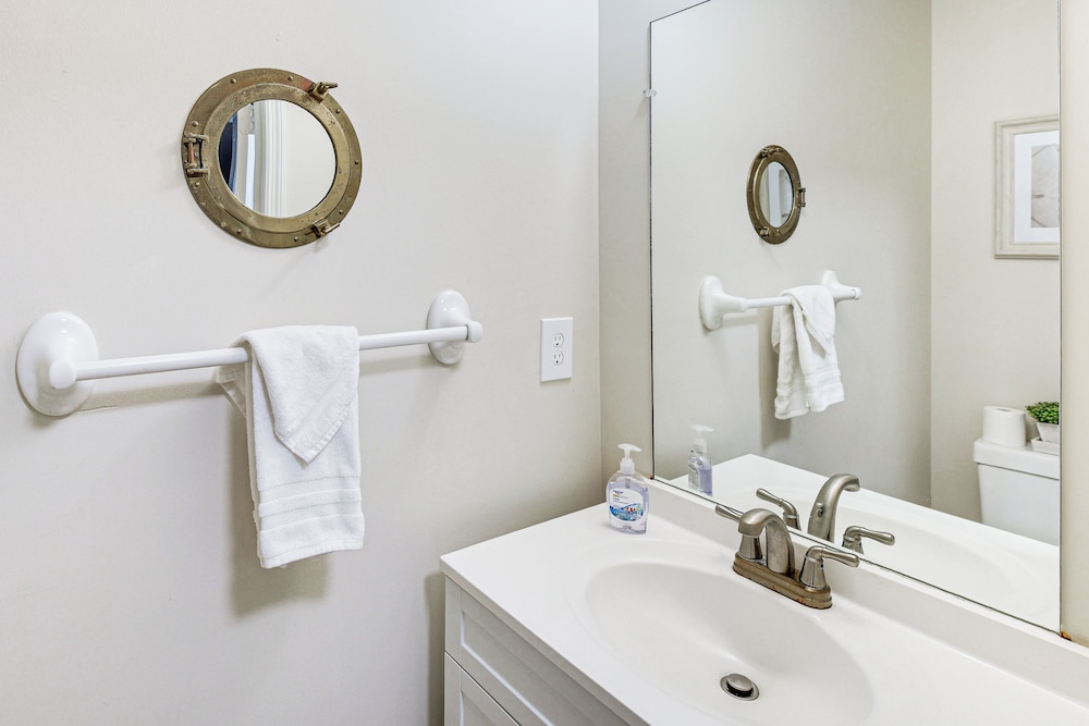 Steps to Ocean, Pool Access! Daytona Beach Gem