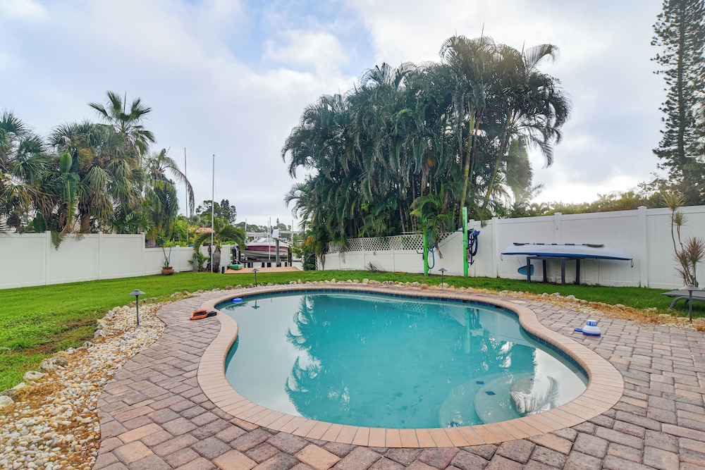 5 Mi to Dtwn: Pet-friendly Home in St Petersburg!