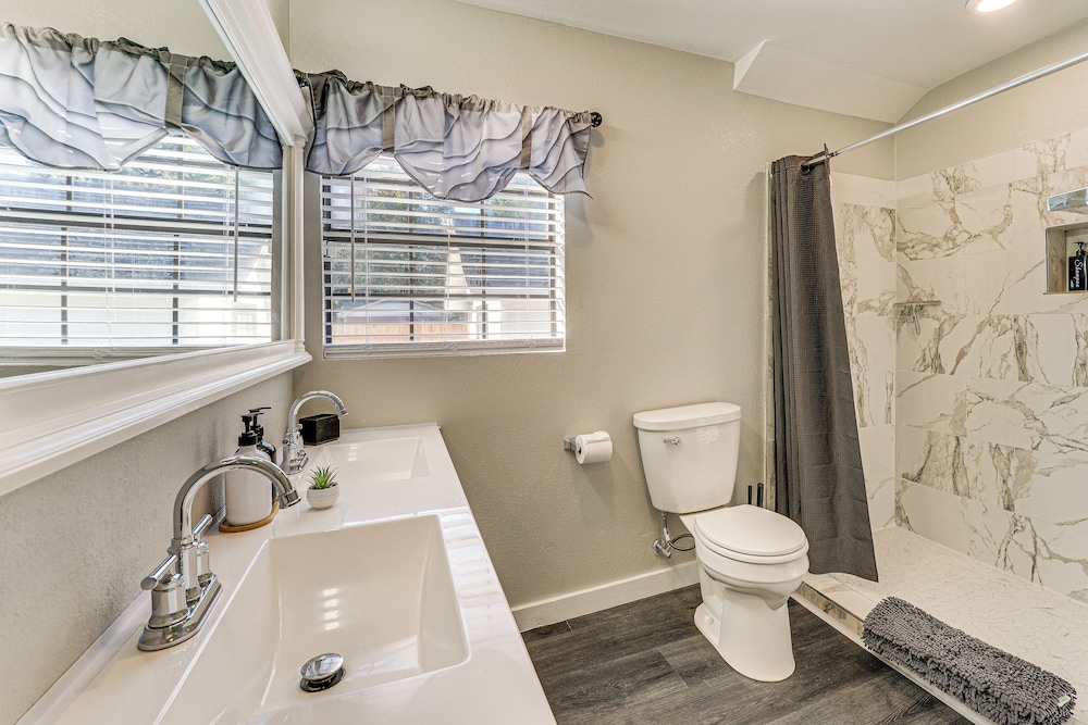 Updated Home 2 Mi to Downtown Texarkana!, photo 24