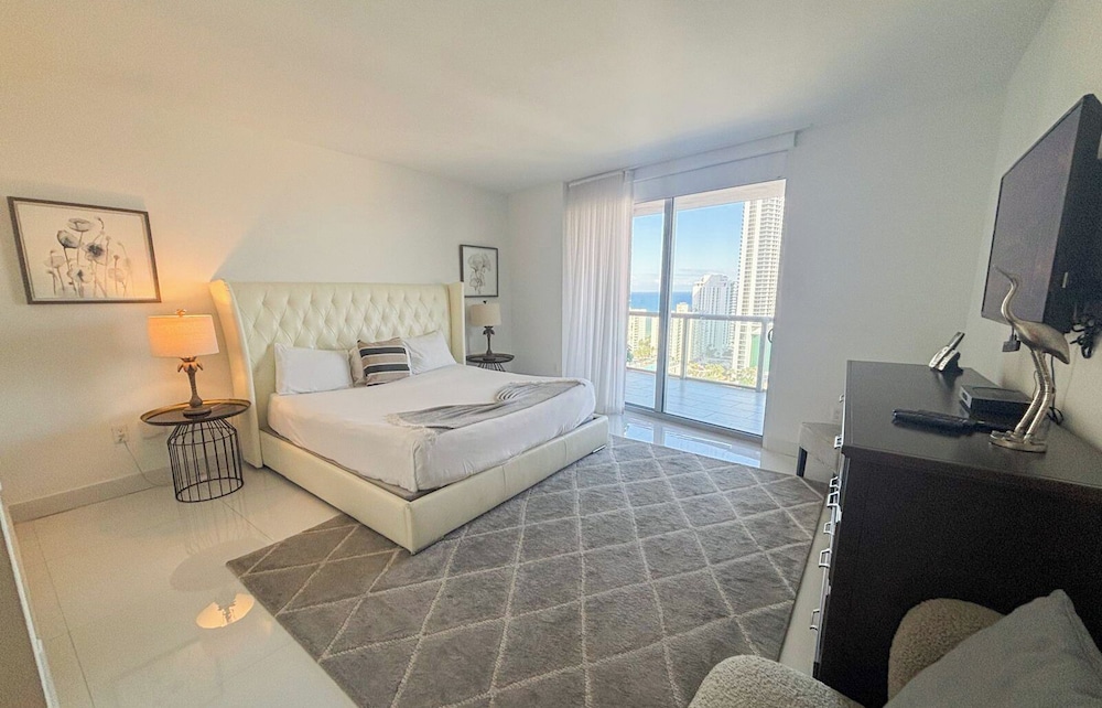 Luxury 3-BR Apartment with Stunning City