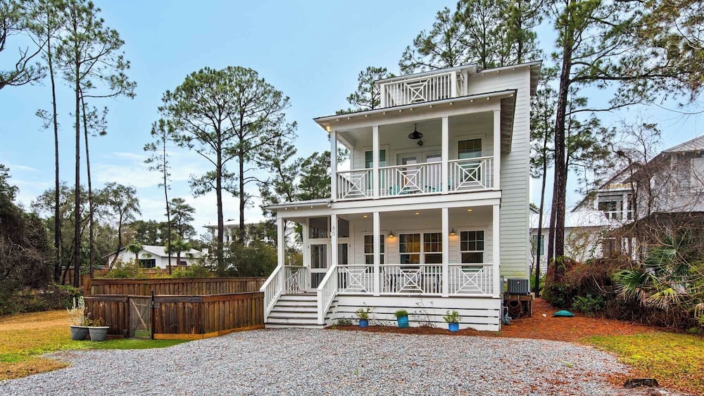 Best of Both Worlds: Pool, Golf Cart, Nearby Attractions & Steps to Beach!