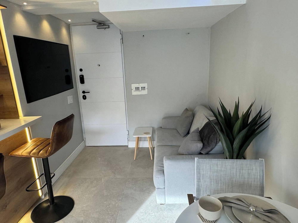 Stylish 1BR Getaway, Jacuzzi, Fireplace, Gym and AC