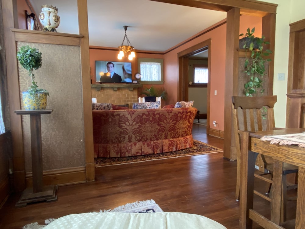 Vineyard Mansion & Carriage House Bed & Breakfast