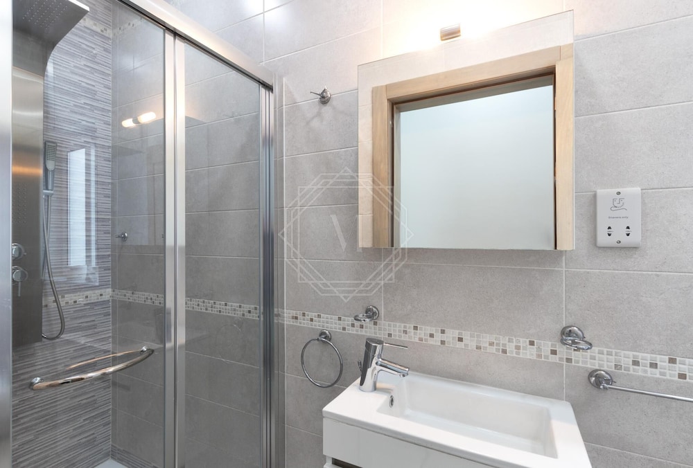 Seafront Penthouse Triplex- Roof Terrace & Hot Tub photo 5