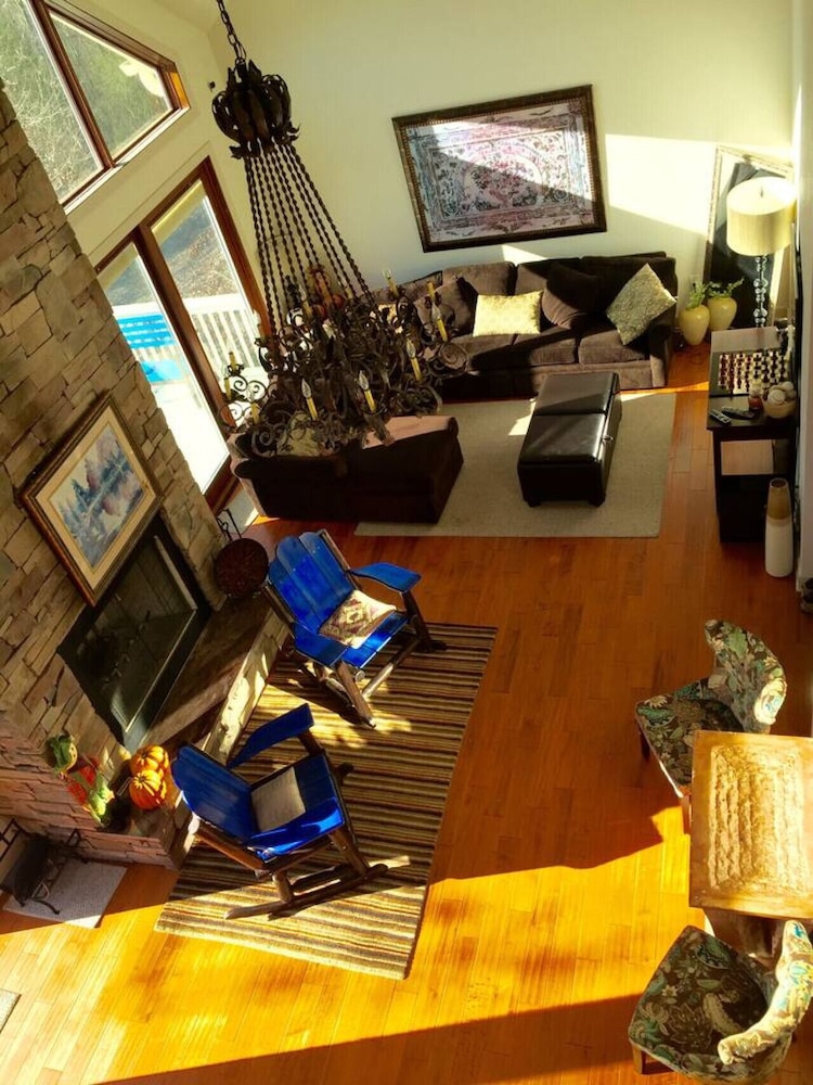 Spectacular 4BR Mountain Home Sleeps 12