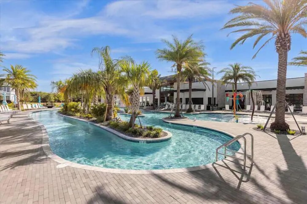 Luxurious 15br Villa With Lake View & Game/theater