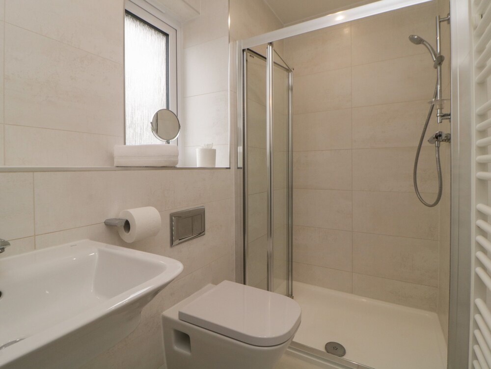 2 White Rock Court