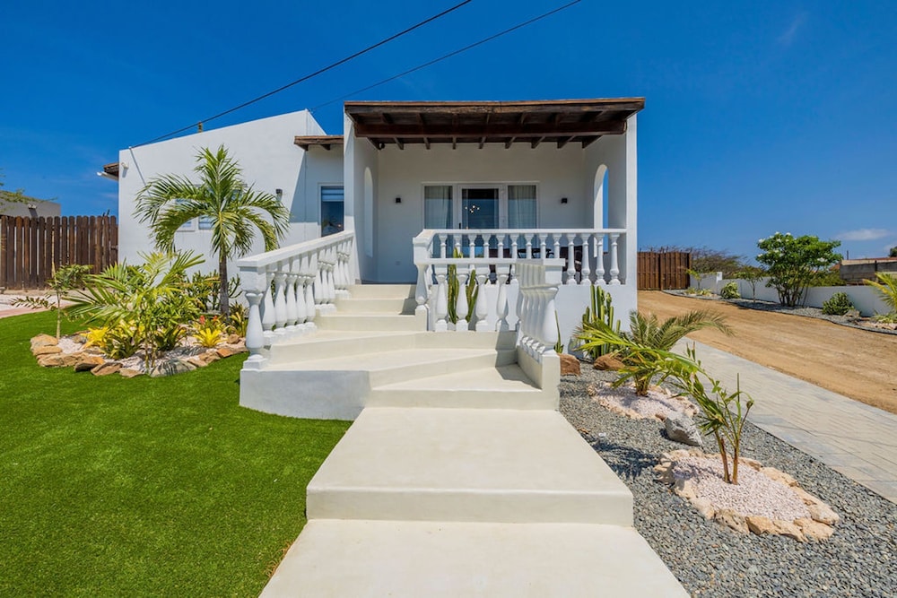 2BR Countryside Home w Sea Views Private Pool