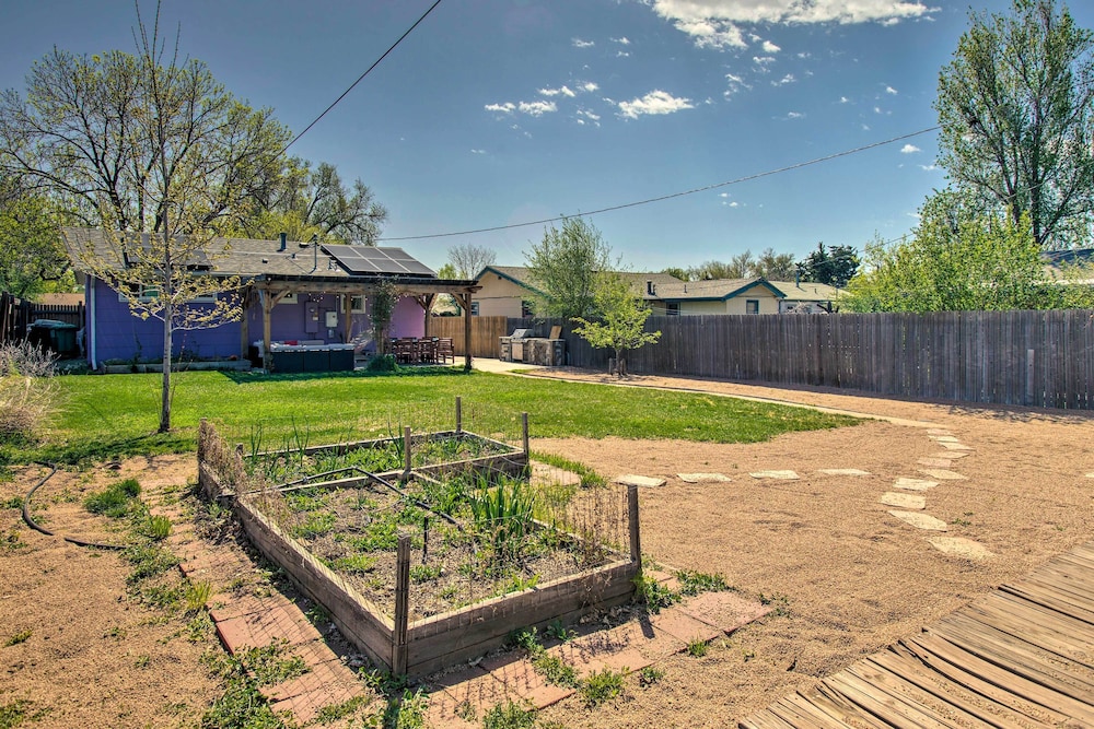 Patio, Grill & Yard: Cozy Denver Abode!