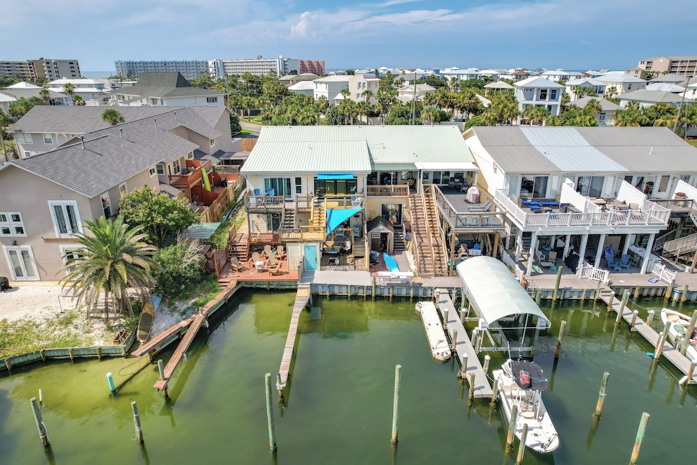 Boat, Fish & Walk to Beach: Waterfront Destin Gem!