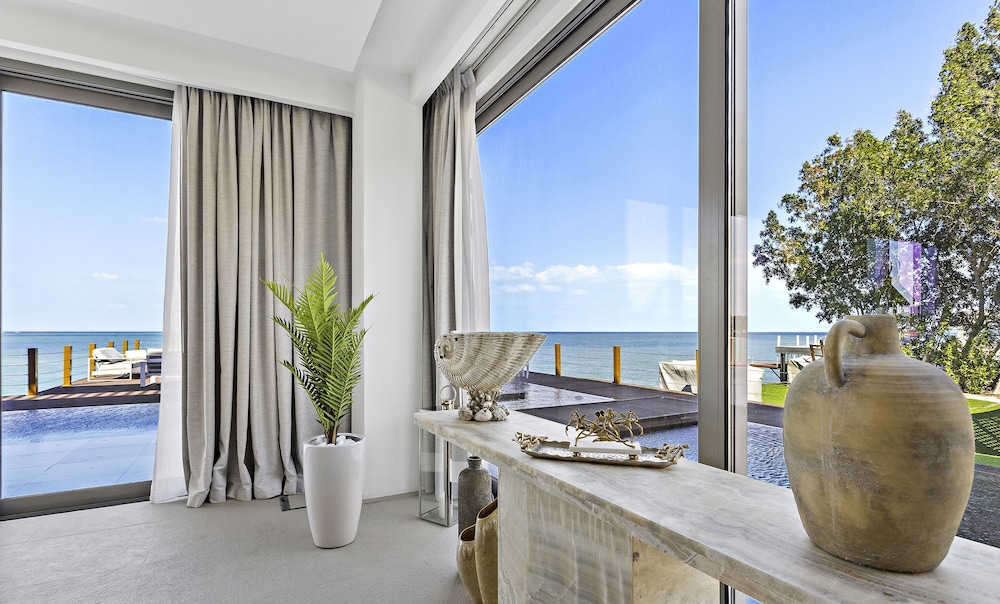 WelHome - Extraordinary Giant Water Villa on Nurai Island