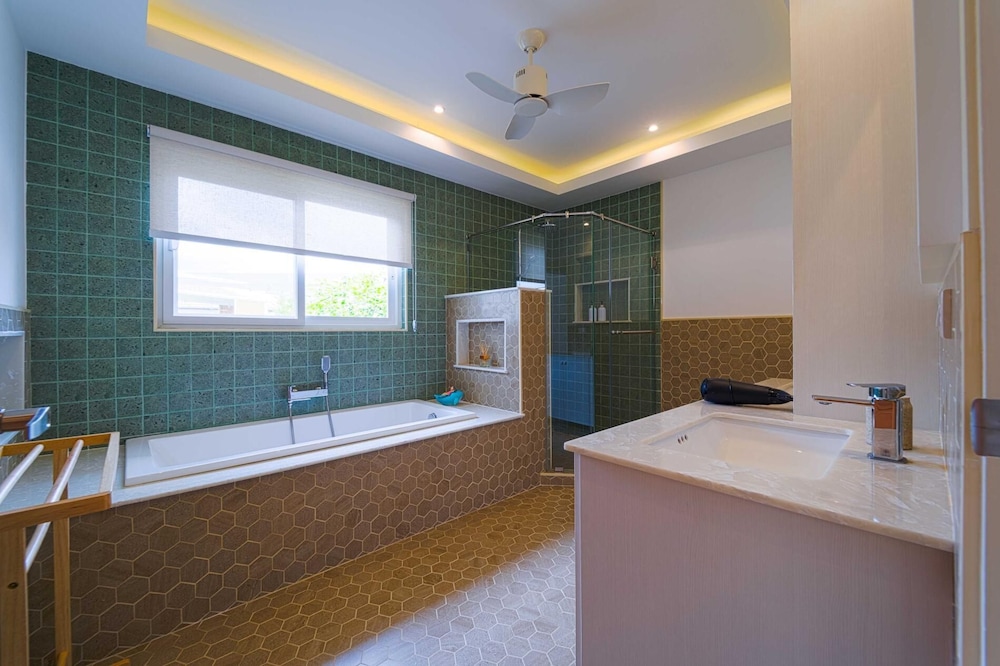 TropicalFamilyVilla w Pool&Garden ML103