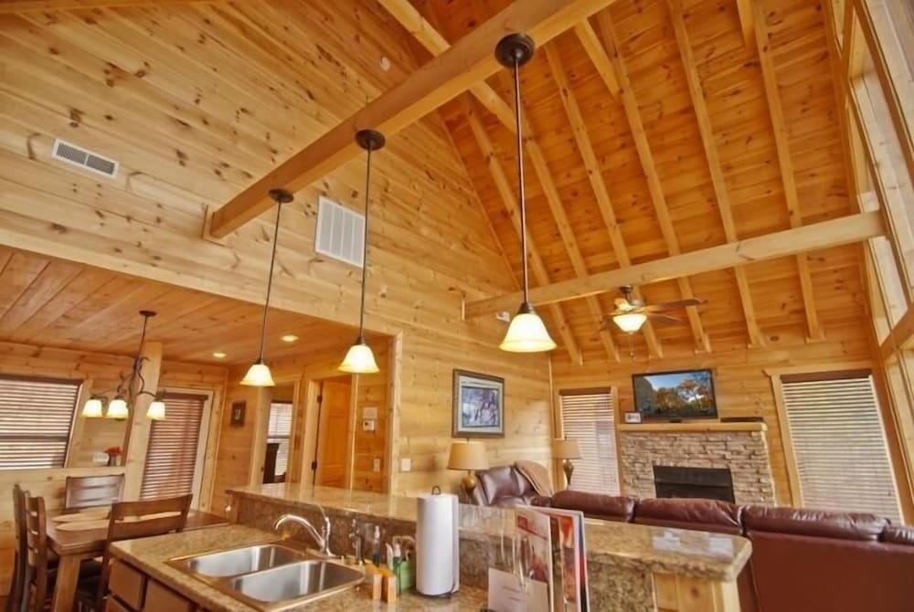 Sleepy Shamrock - 2 Bedrooms, 2 Baths, Sleeps 6 Home by RedAwning