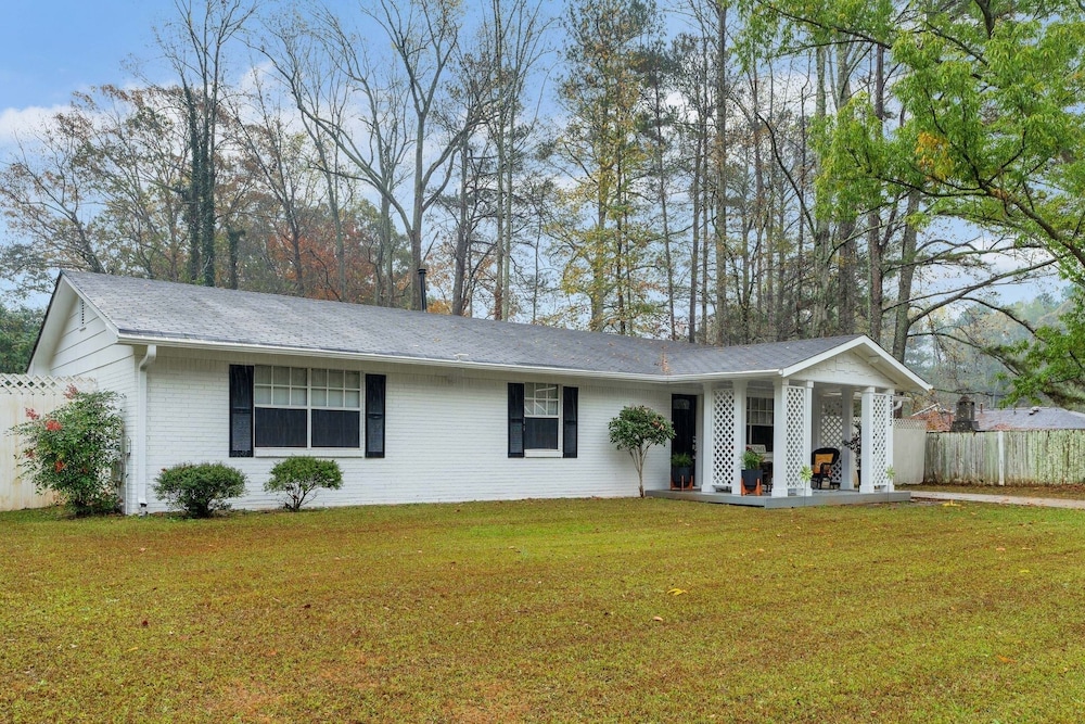 Family-friendly 3br Oasis In Powder Springs 3 Bedroom Home