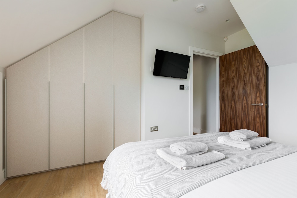 Elegant 2 Bed Flat with Balcony in Finchley