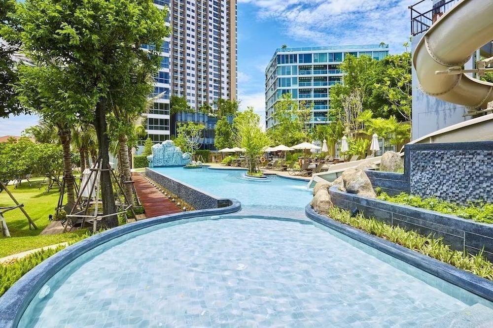 Large High Floor, Best Pool and Great Location