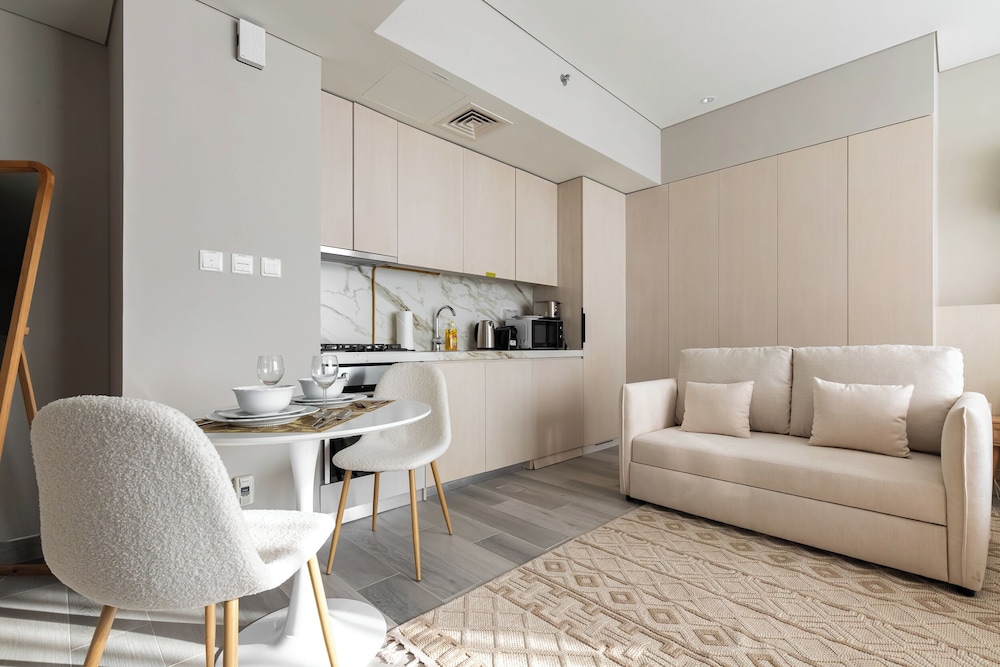 SIMPLY COMFORT  Bright Apartments Steps from Marina Walk