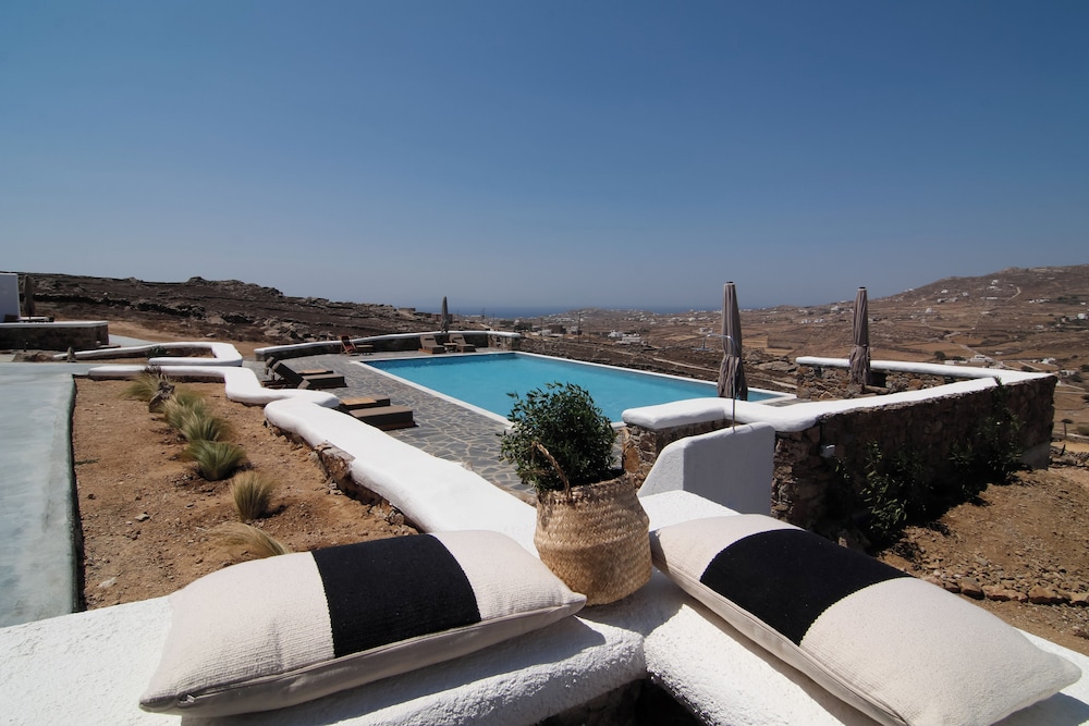Thronos Suites