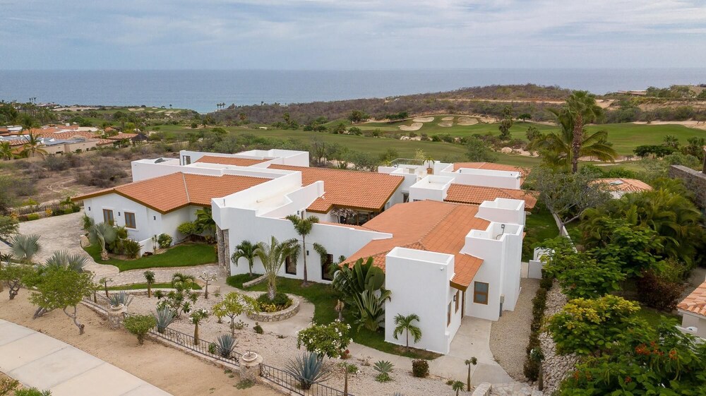 Villa Juliana 6 Bedrooms Plus 2 Guest Casitas view 2