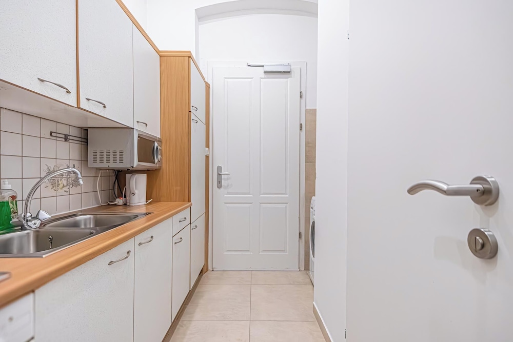 Bright Apartment Near Wiener Stadthalle