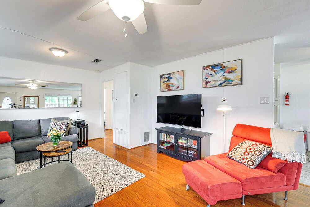 7 Mi to Dtwn San Antonio: Charming Home w/ Yard
