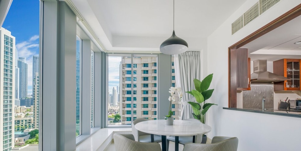 LUX  The Fountain View Suite