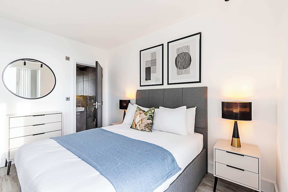 Modern North Acton Flat With City View view 5