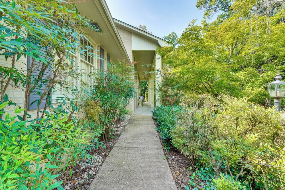1 Mi to Dtwn: Quiet Retreat w/ Yard in Clinton